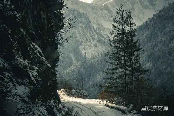 高清摄影 皑皑山路上通往雄伟的山峰。