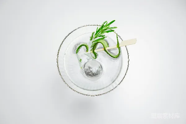 高清摄影 透明玻璃杯中插着一株绿植物