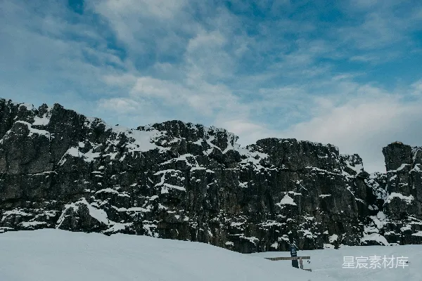 高清摄影 一名男子骑雪橇在覆盖着白雪的山坡上滑下。