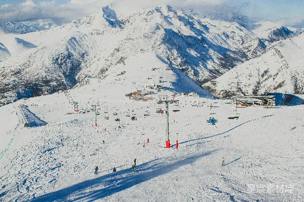 高清摄影 白天被雪覆盖的山峰