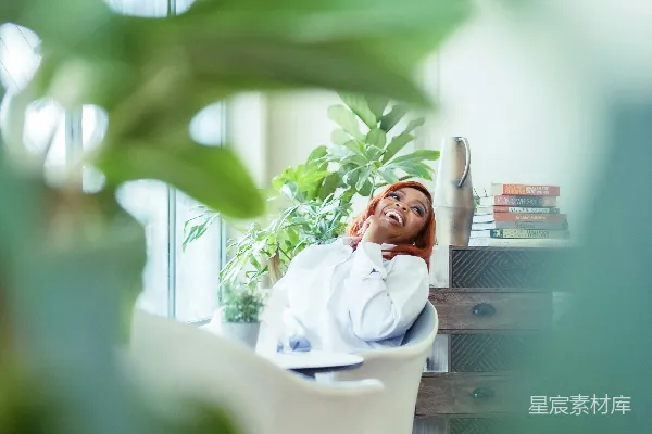 高清摄影 一个男人坐在房间里的一张椅子上。