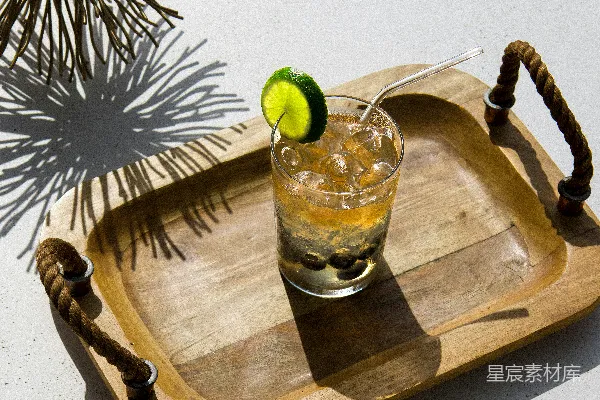 高清摄影 餐盘上的鸡尾酒，准备好享用。