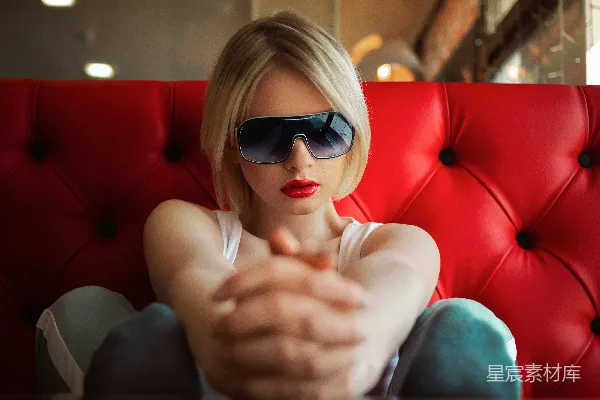 高清摄影 白T恤女郎戴着黑色太阳镜