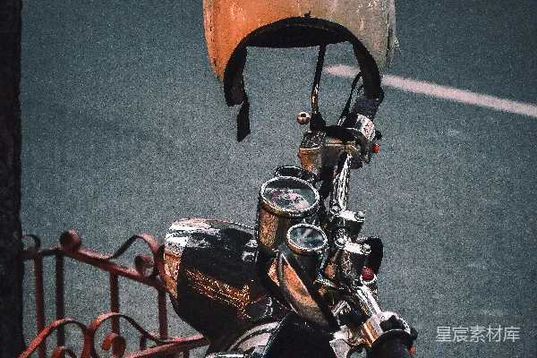 高清摄影 路边停着一辆摩托车