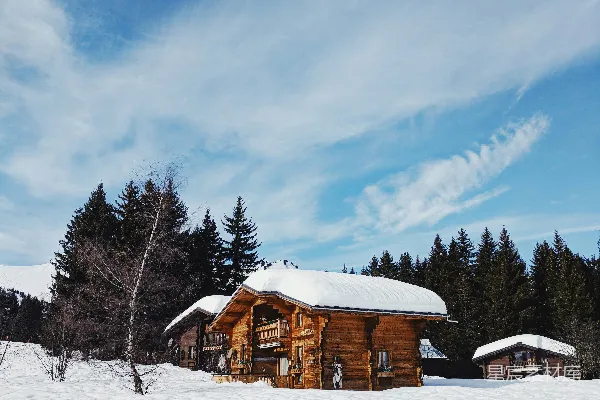 高清摄影 棕色小屋坐落在覆有冰雪的土地上