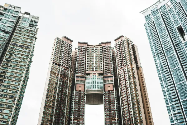 高清摄影 浅景深摄影下的几座玻璃幕墙建筑在白色天空下