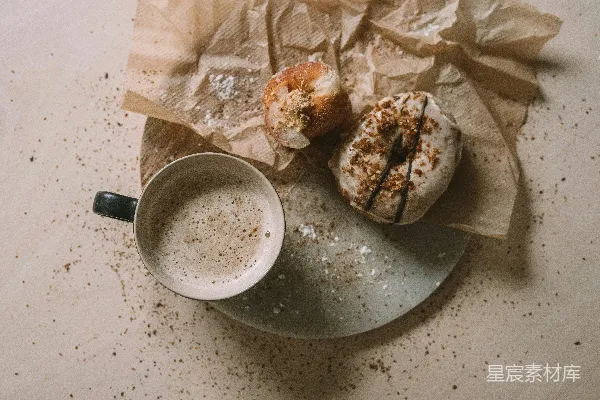 高清摄影 桌面上白瓷碗旁边放着面包。