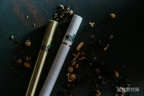 高清摄影 银黑色的管子放在黑色的表面上