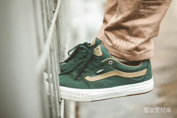 高清摄影 穿着绿色 vans 低帮运动鞋的人