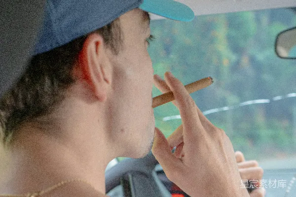 高清摄影 车里吸烟的男人