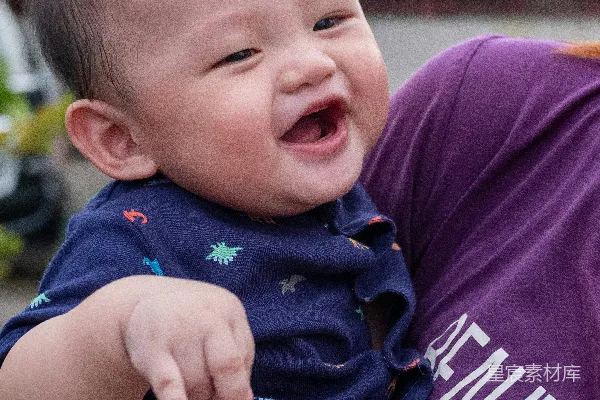 高清摄影 紫色和白色圆领T恤 smiling 的女孩