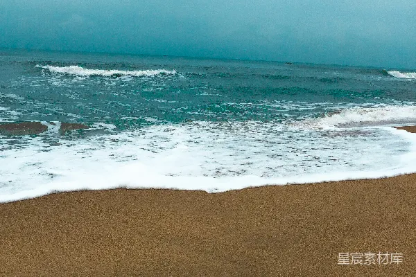 高清摄影 白天海浪拍打在岸边