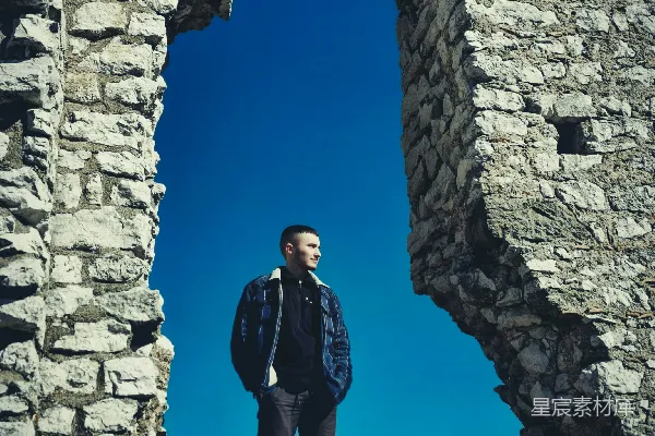 高清摄影 黑色夹克的男人在灰质混凝土墙旁白天站立。