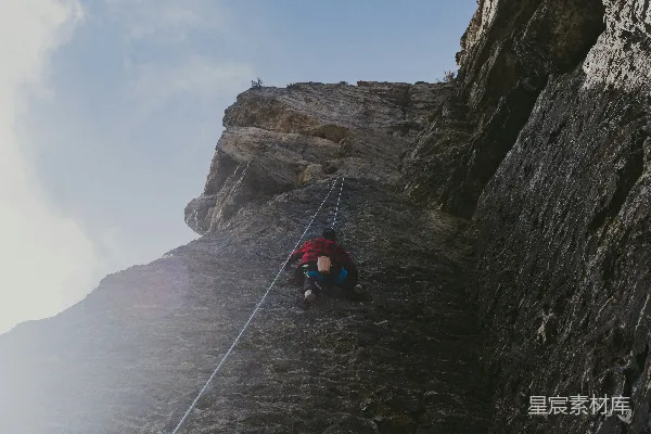 高清摄影 穿着红夹克的人在白天登山