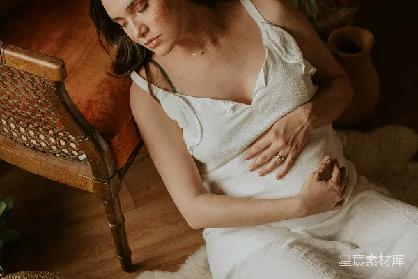 白上衣的女人靠坐在椅子旁