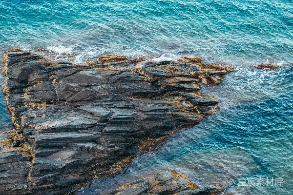 高清摄影 海洋中岩 formation 的俯瞰视图