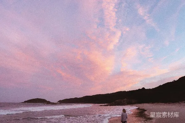 高清摄影 海边行人白天漫步