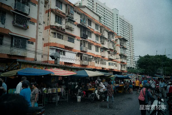 高清摄影 繁忙的街道市场位于公寓建筑前方