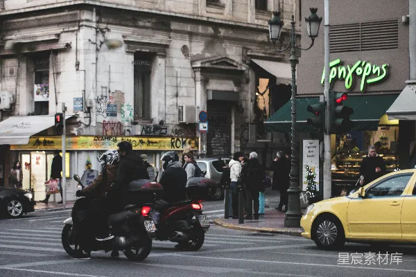 高清摄影 白天街边旁黄色的出租车.post一词在此处应为“停留”或“停靠”，根据上下文理解应更改为“停靠”。正确的翻译应该是：白天街边黄色的出租车停靠。