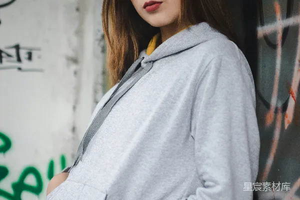 高清摄影 女人靠在墙边