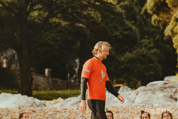 高清摄影 一群人在水里坐在冲浪板上