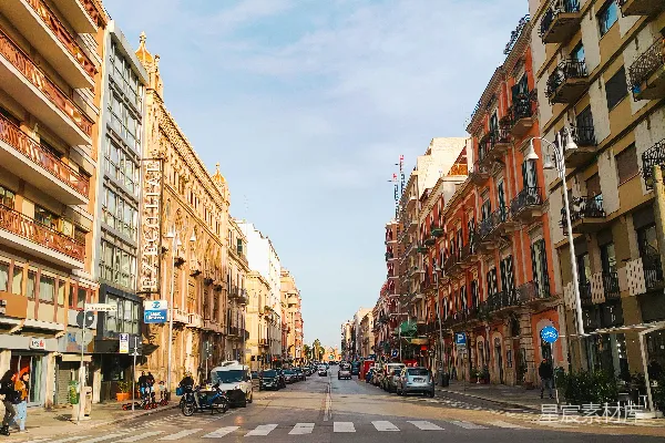 高清摄影 一条两旁停满车辆的城市街道