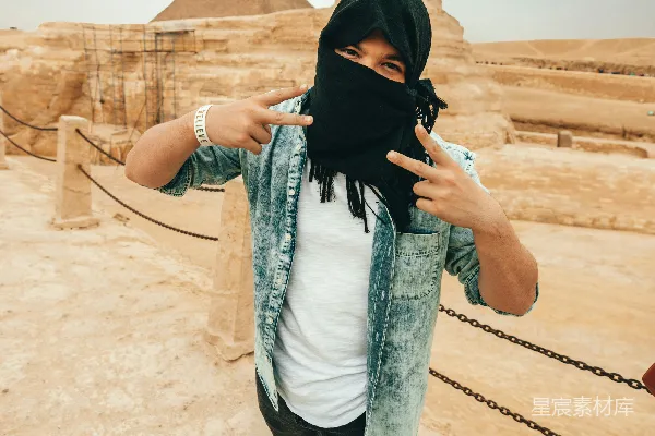 高清摄影 男人站在蓝天之下进行焦点摄影