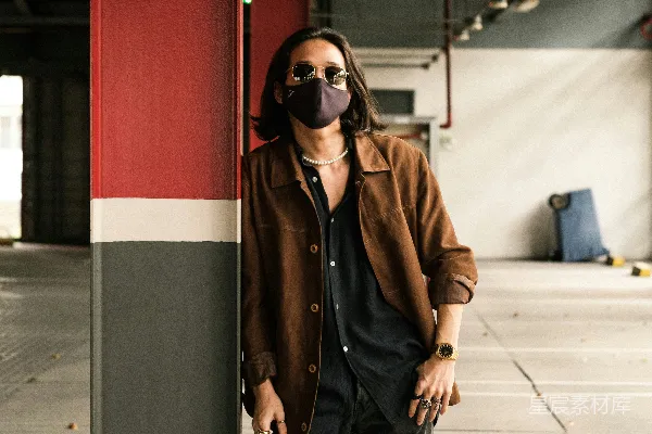高清摄影 穿着棕色皮革夹克和蓝色牛仔裤的男人戴着黑色太阳镜