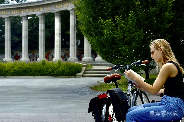 高清摄影 身穿蓝牛仔短裤的女人在白天骑着红色摩托车。