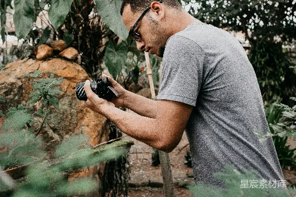 高清摄影 灰T恤穿着者手持黑色DSLR相机的男子