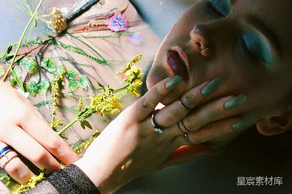 高清摄影 女人戴着银色的戒指
