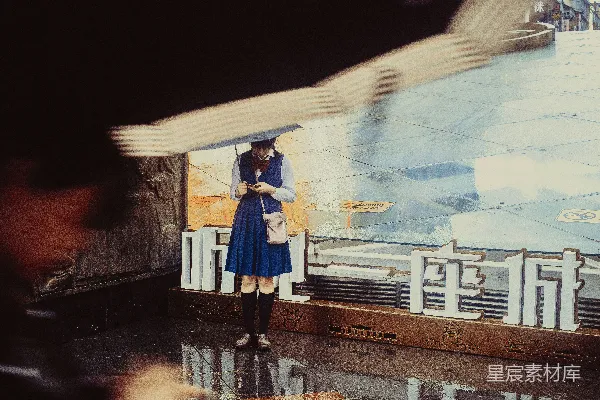 高清摄影 一个站在房间里的 persons