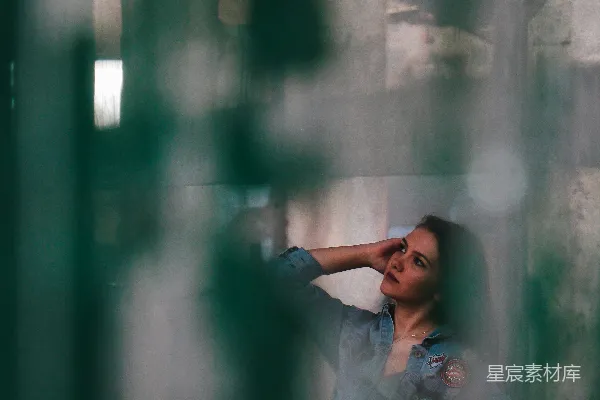 高清摄影 蓝裙女子坐在一旁。