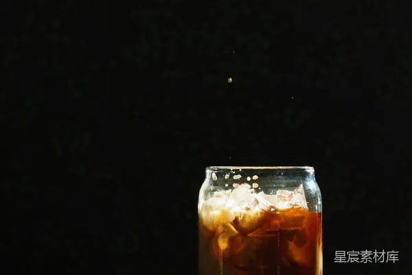 高清摄影 清空一杯棕色液体的酒杯
