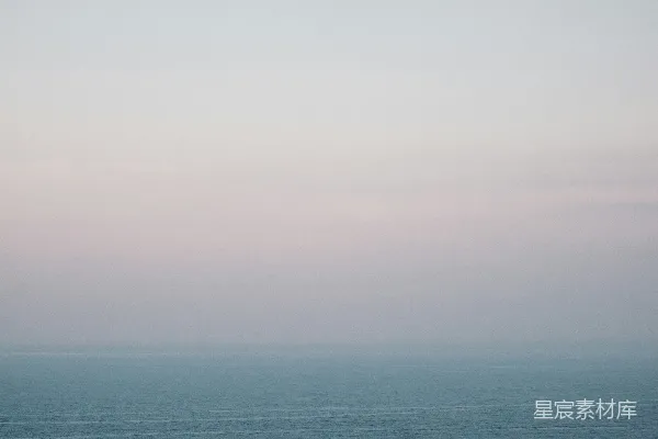 高清摄影 一片广阔的水域坐落在一片乌云密布的天空下