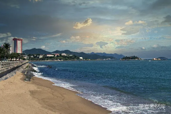 海浪在白天拍击海岸