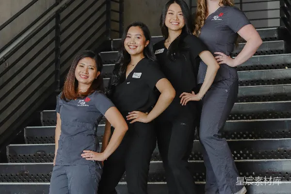 高清摄影 一群女人站在一排楼梯顶端