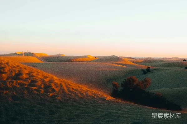 高清摄影 夕阳西下，笼罩着沙丘。