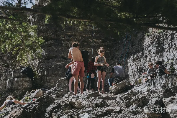 高清摄影 三位妇女在白天站在岩石山上。