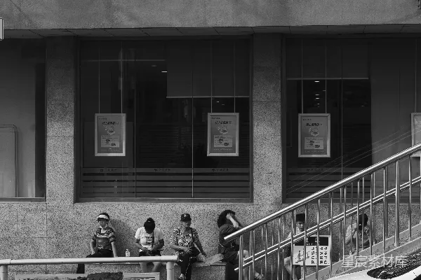 高清摄影 一群人在一栋建筑外