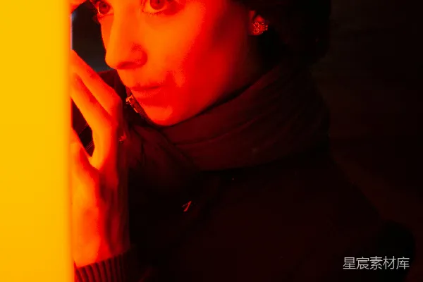 高清摄影 戴红帽子的人