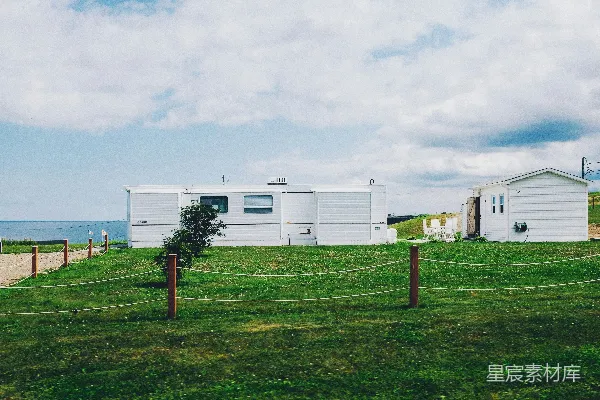 高清摄影 海边近处的白色小屋