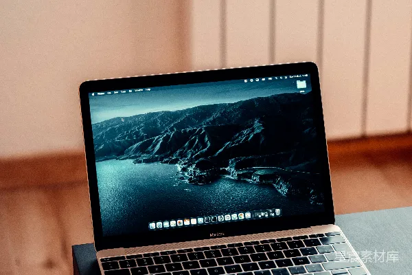 高清摄影 macbook pro 放在棕色木桌面上