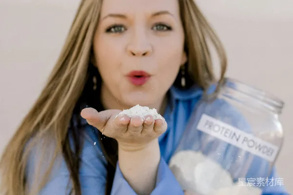 高清摄影 女士将蛋白粉从手中吹出。