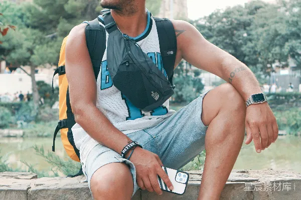 高清摄影 一个男人坐在石头小径上背着背包