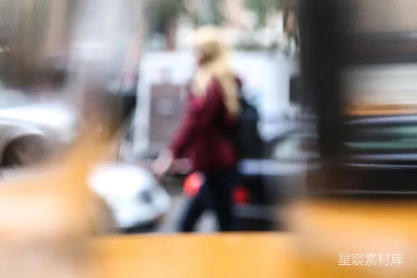 高清摄影 一位女子在街道上行走的照片有点模糊