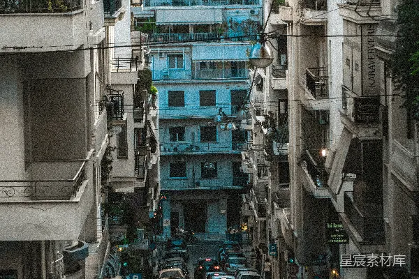 高清摄影 一条繁忙的城市街道旁边耸立着许多高楼大厦。