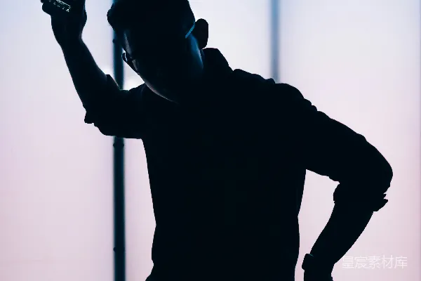 高清摄影 手持智能手机的男人轮廓