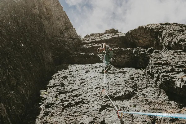 高清摄影 穿绿色夹克的人在白天登山