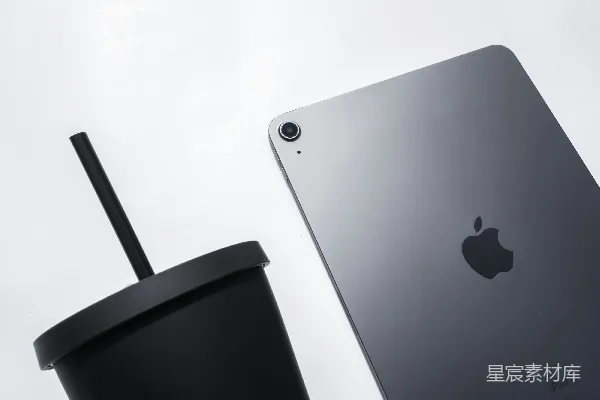 高清摄影 银色的macbook摆在黑色和灰色的便携式音响旁边
